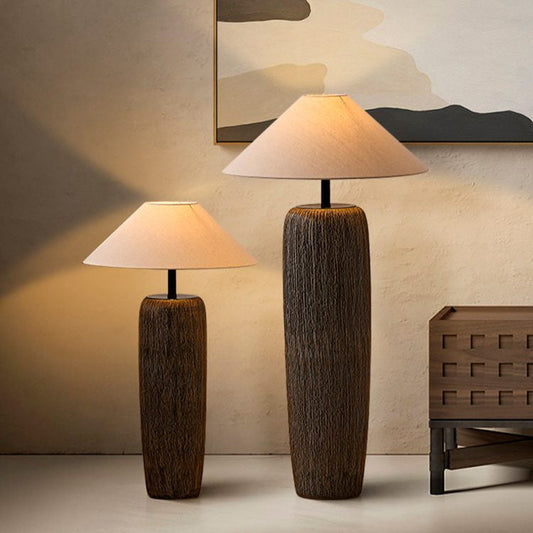 Stehlampe aus verwittertem Holz